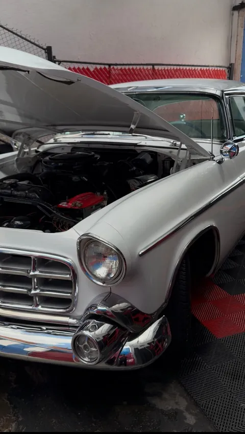 Auto clásico blanco con cromados y motor detallados