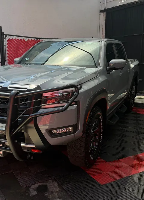 Pickup Nissan gris terminada en el taller