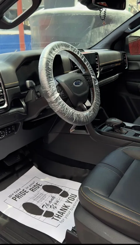 Interior de una pickup Ford con asientos de piel limpios