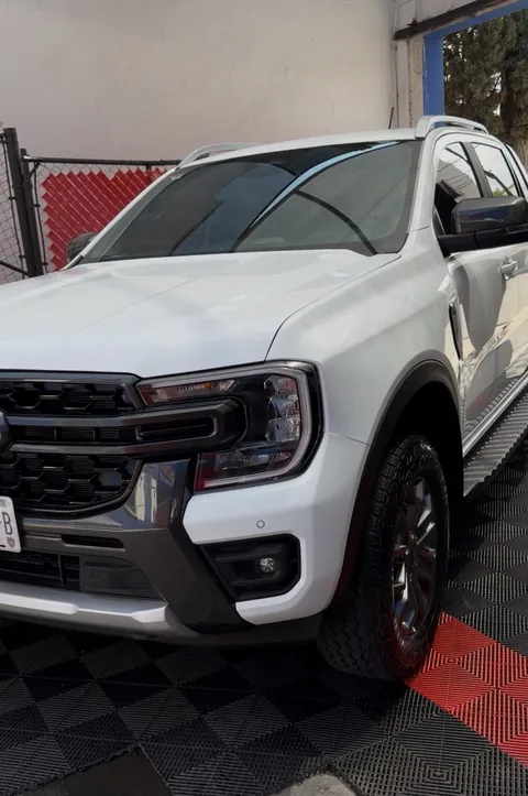 Pickup Ford blanca terminada en el taller