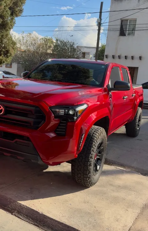 Toyota Tacoma roja con la pintura brillante